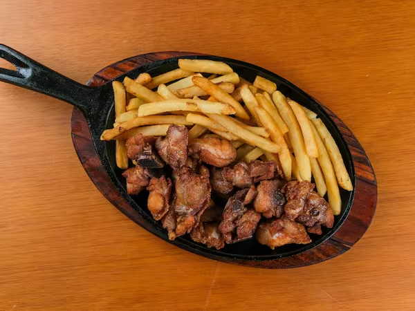 Frango à Passarinho com Fritas